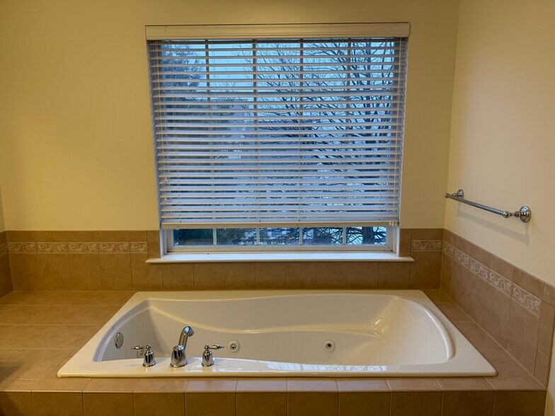 Master Jet Tub - 5263 Blue Sky Dr