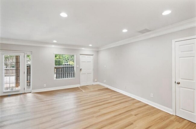 Building Photo - 6980 Roswell Rd