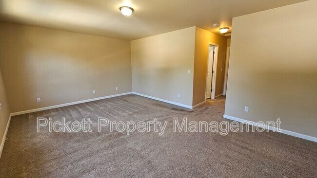 Building Photo - 102 Goldenrod St