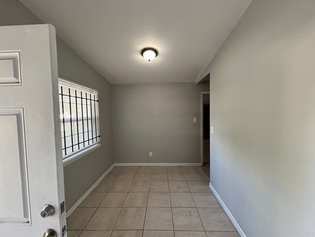 Building Photo - Northside 3/2 Home For Rent!