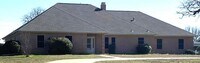 Building Photo - 4763 Red Oak Cir