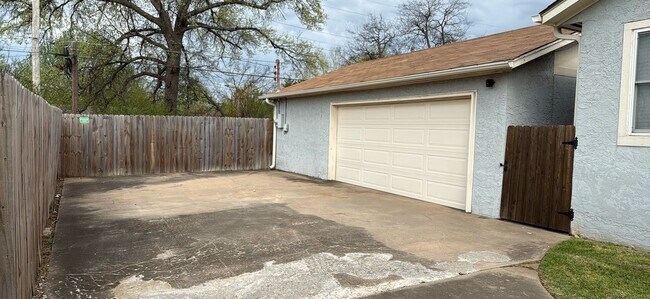 Building Photo - Welcome to your new charming 3-bedroom, 1.5-bath home in Broken Arrow close to Main Street!