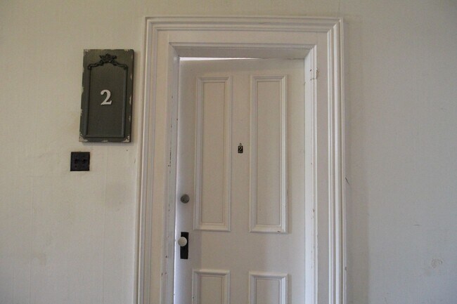 Building Photo - 1 bed, 1 bath apartment for rent in Downtown Harrisonburg!