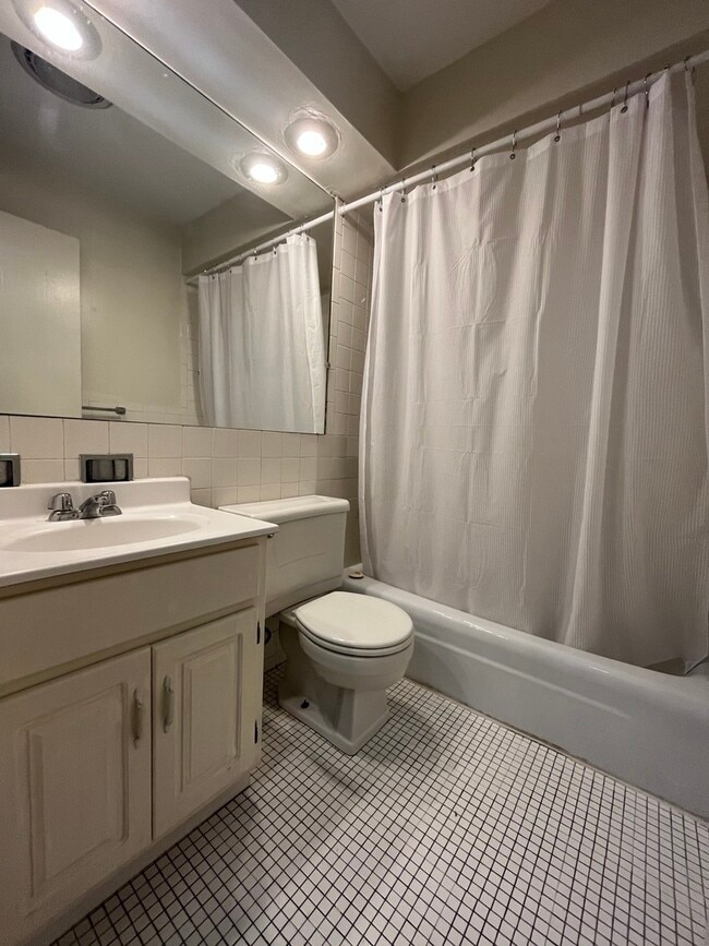 Building Photo - 736 W Buena Ave