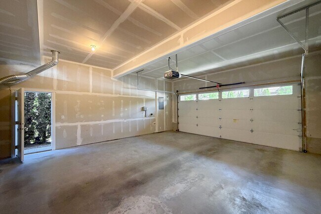 Building Photo - 3Bd/2.5Ba Redmond Home
