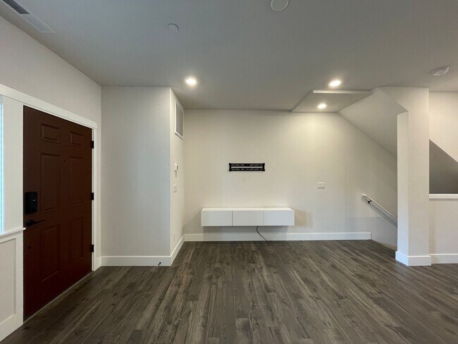 Building Photo - Beautiful, Bight & Modern 2Bd/2.5Ba Townhome in North Bethany! Two car attached garage, In unit l...