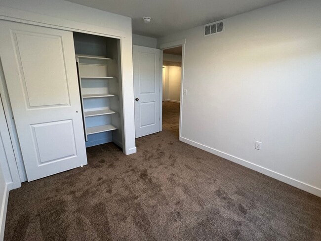 Building Photo - TOWNHOUSE IN TAYLORSVILLE