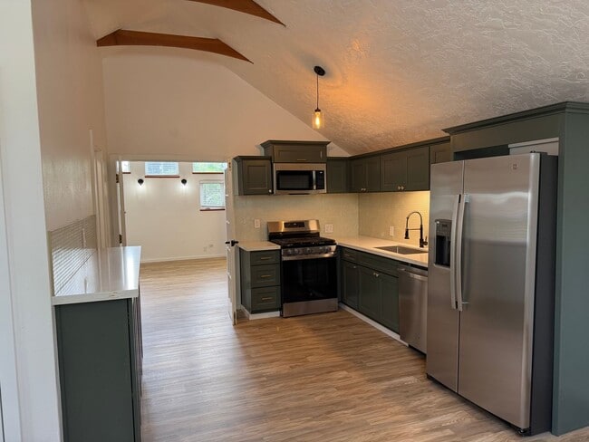 Building Photo - Luxury 1 bedroom 1 bath duplex in a great neighborhood!