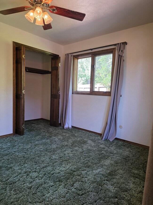 Building Photo - Great Home with Game Room