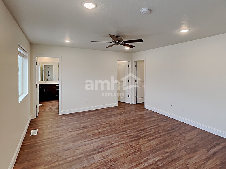 Building Photo - 2434 E Buckskin Way