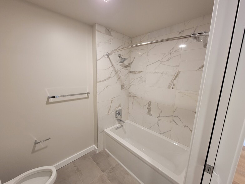 Bathtub with granite tiling - 450 S Main St
