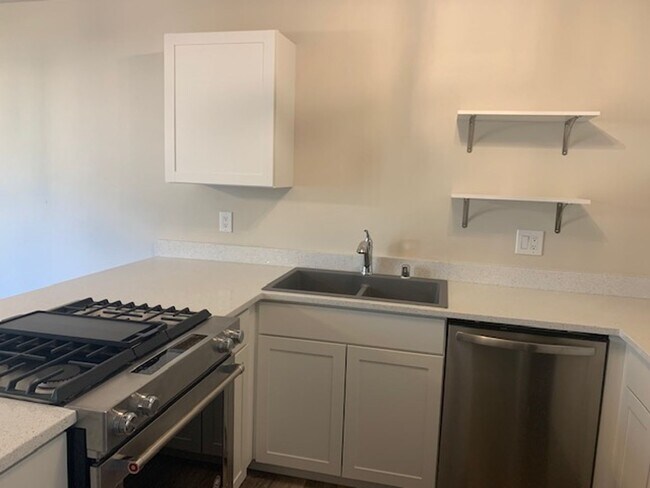 Building Photo - Inviting 2BR Gem with Balcony Views in For...