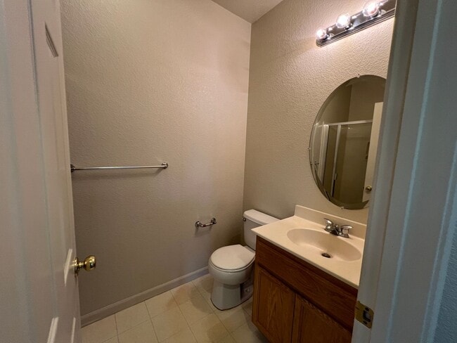 Building Photo - Large Two Story Crossroads Home!