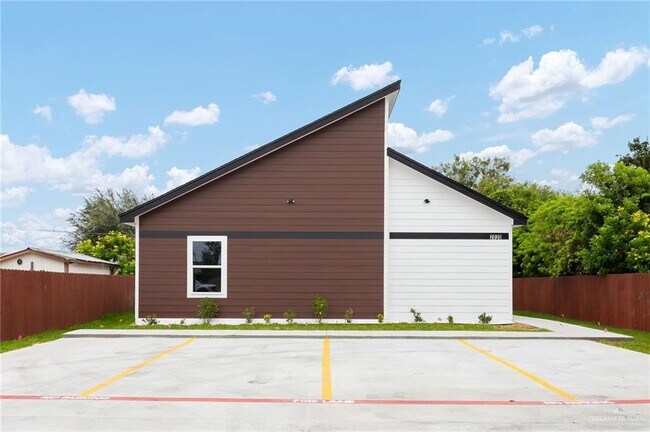 Building Photo - 14 Cedar Ave