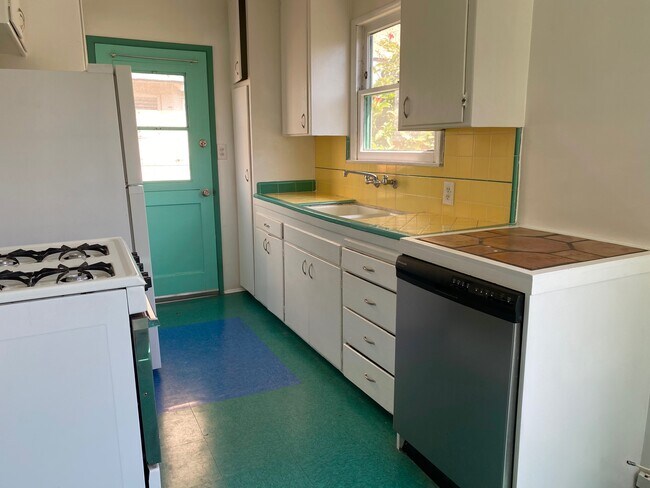 Building Photo - 924 Electric Ave