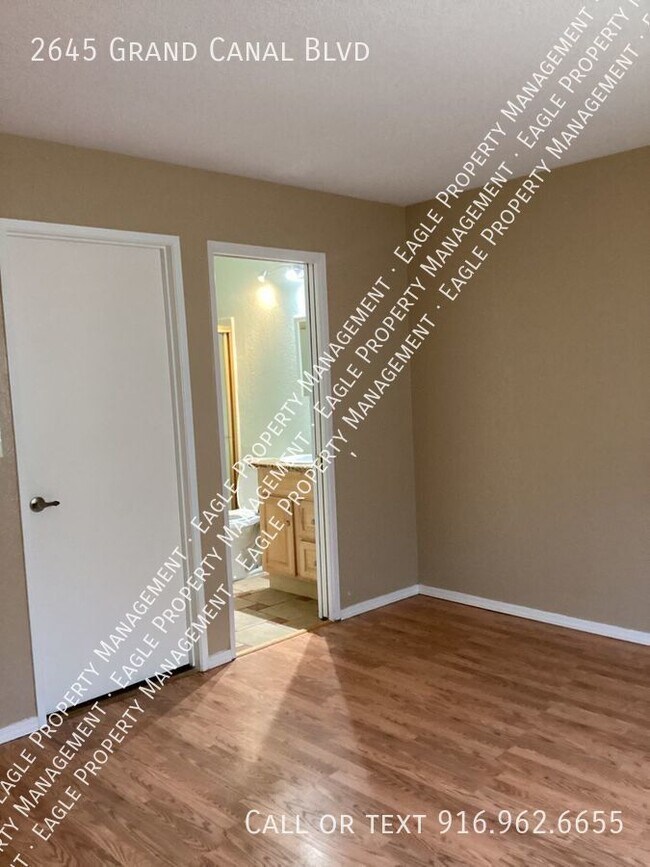 Building Photo - Nicely Updated Duplex