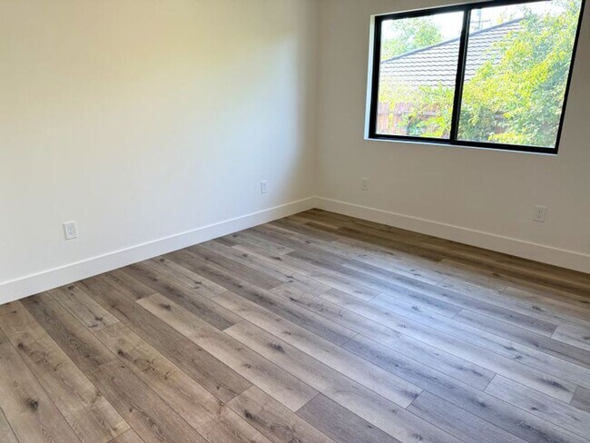 Building Photo - Beautifully Renovated, Pet Friendly Novato...