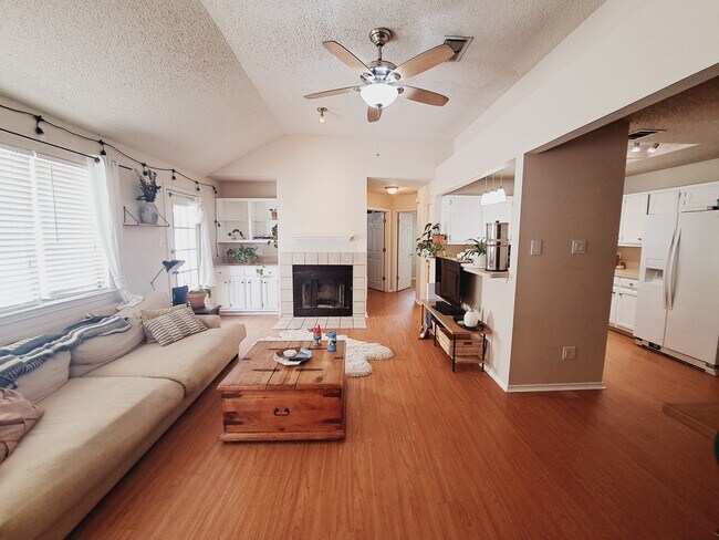Building Photo - 840 Topaz Ln