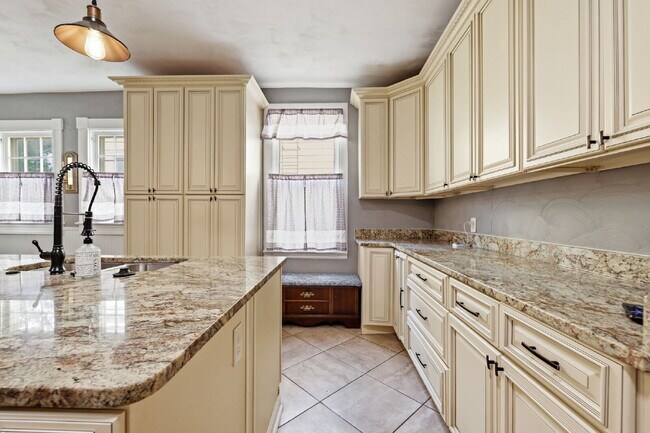 Building Photo - Live Steps from the Heart of Olde Towne