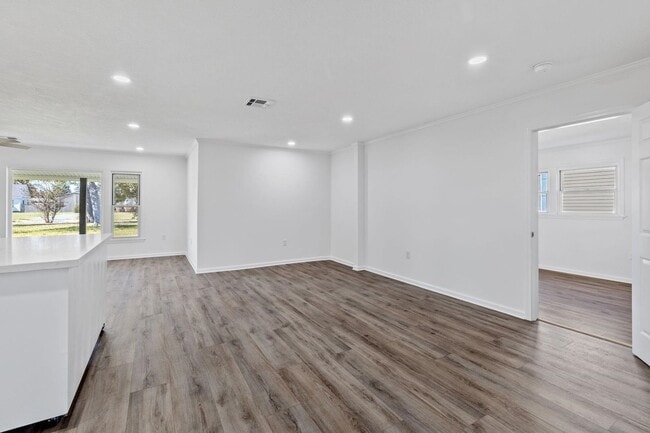 Building Photo - Updated 4/2 in Sulphur!