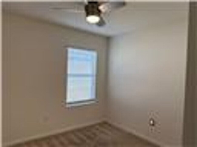 Building Photo - Tavares