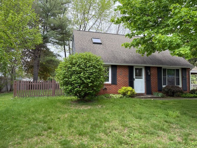 Building Photo - Beautiful 4 Bed / 2 Bath, Single Family Home. Close to Downtown Northampton!