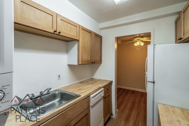 Building Photo - Spacious condo with Water included and Parking!!! FIRST MONTH'S HALF OFF