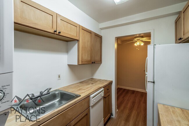 Building Photo - Spacious condo with Water included and Parking!!!