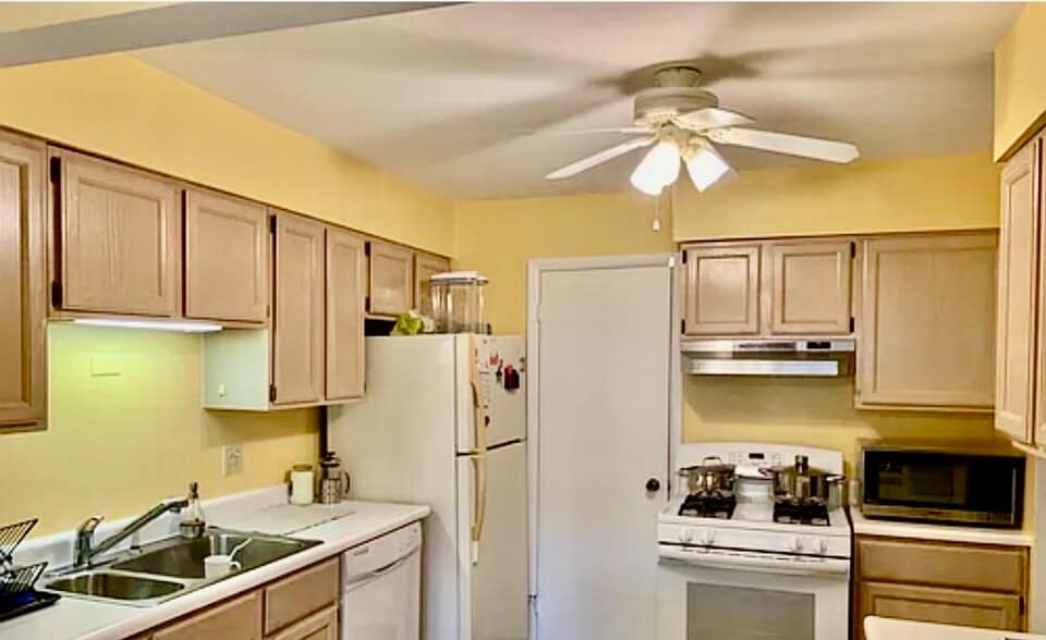 Large kitchen with walk in pantry - 1153 Silverwood Ct