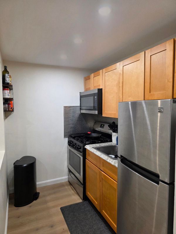 Building Photo - 5 Lancelot, 5