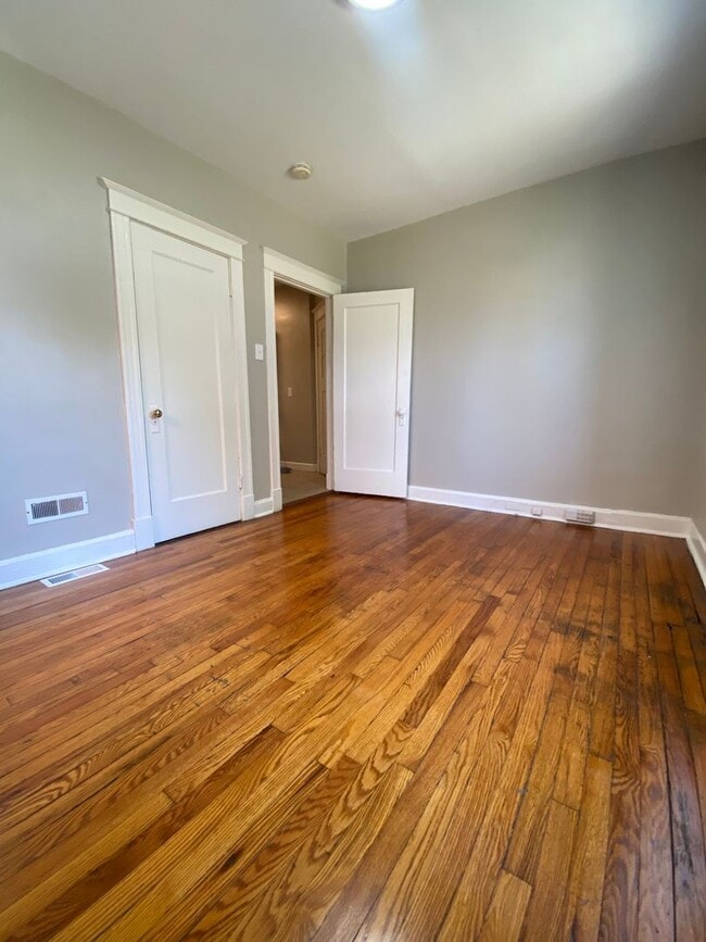 Building Photo - Charming 1 bedroom. Professionally Managed.