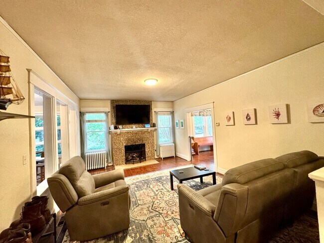 Building Photo - Beautiful Spacious Home with Mother-in-Law Suite