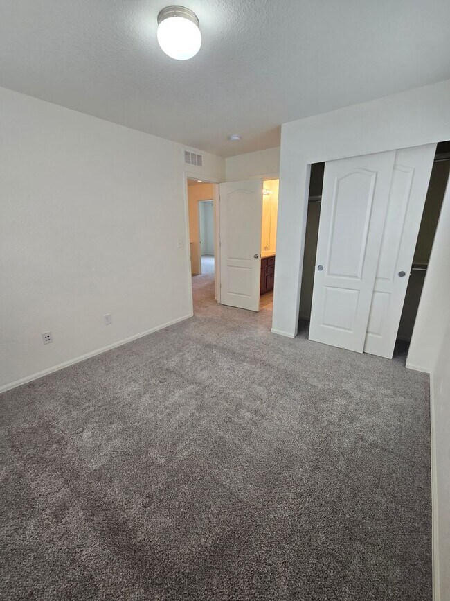 Building Photo - Beautiful 4-Bed, 3.5-Bath Home with Mounta...