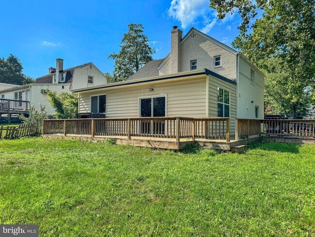 Building Photo - 6621 Hallwood Ave
