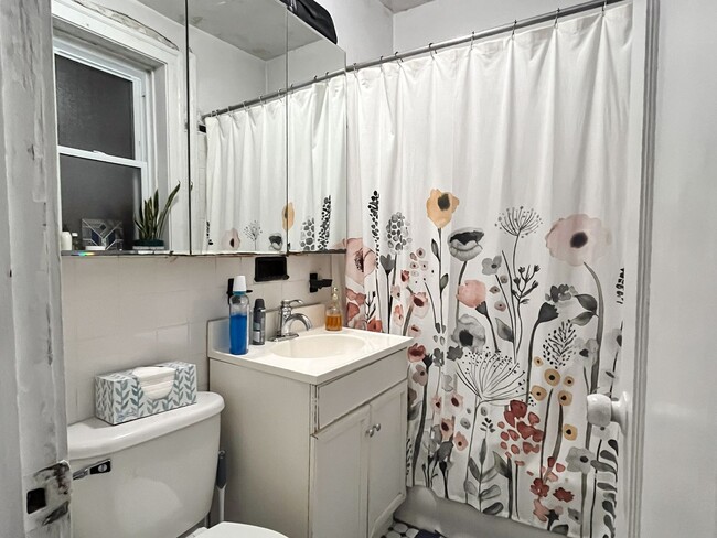 Building Photo - Sheridan Park / Uptown - 3 Bed / 1 Bath