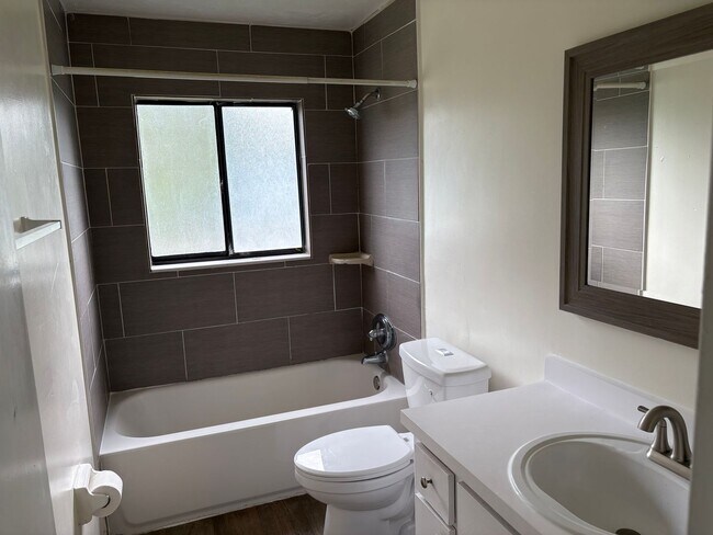 Building Photo - 724 SW 68th Terrace