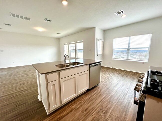 Building Photo - Beautiful 3 beds 2.5 baths in Lago Vista