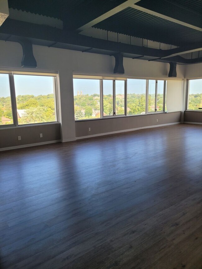 Building Photo - D Simmons (105 N 31st Ave #904)