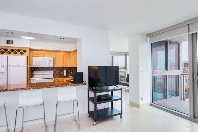 Building Photo - 2655 Collins Ave