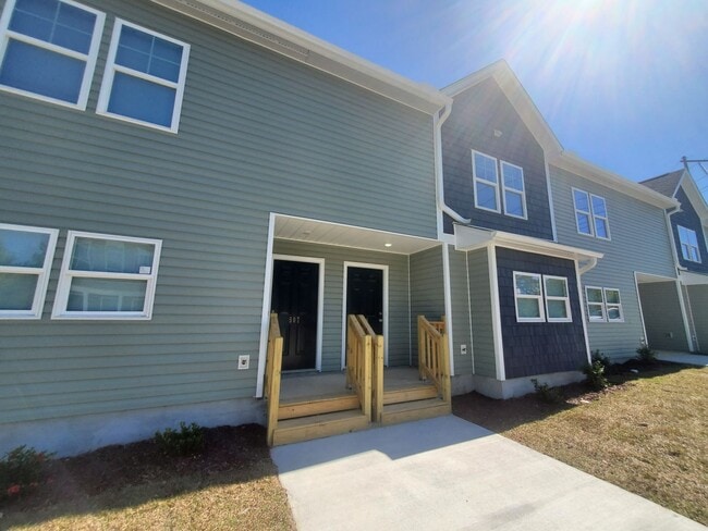 Building Photo - NEW TOWNHOME BUIKT MARCH 2023!