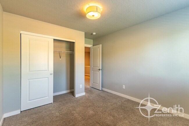 Building Photo - 7415 NE 136th Ave