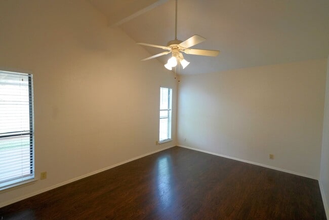 Building Photo - Gorgeous home available in great neighborhood. Realtor Commission: $500