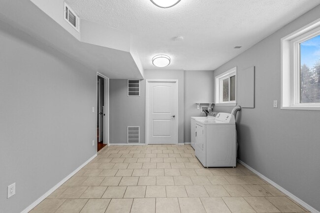 Building Photo - 4-Bedroom Retreat in Medical Lake - 2 Baths & 2,454 Sq/Ft Half Month Rent Free!