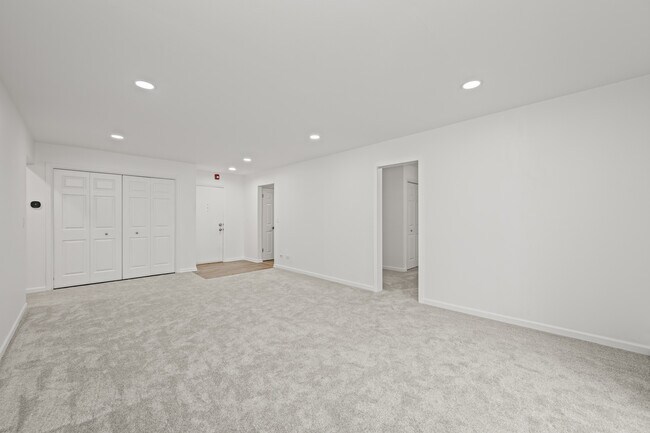 Building Photo - 715 Falcon Dr