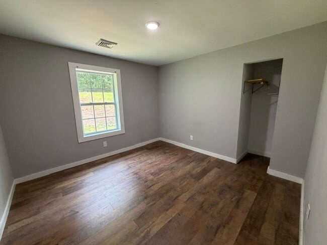 Building Photo - 3 Bedroom 2 Bath house
