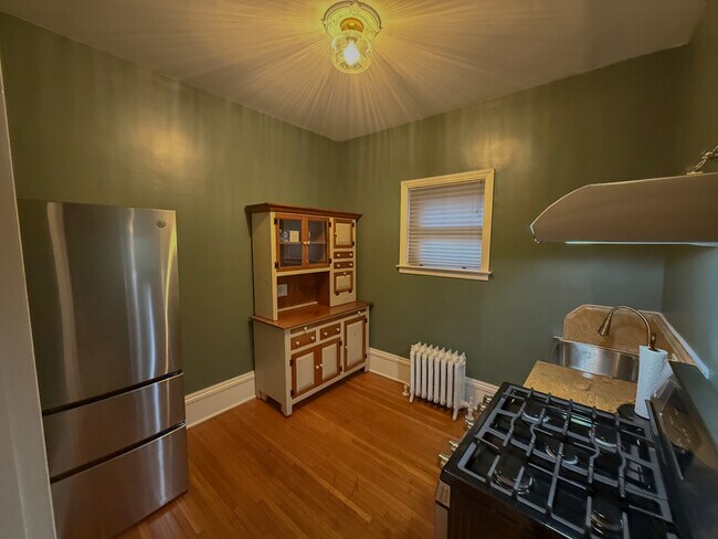 Building Photo - 120 College St