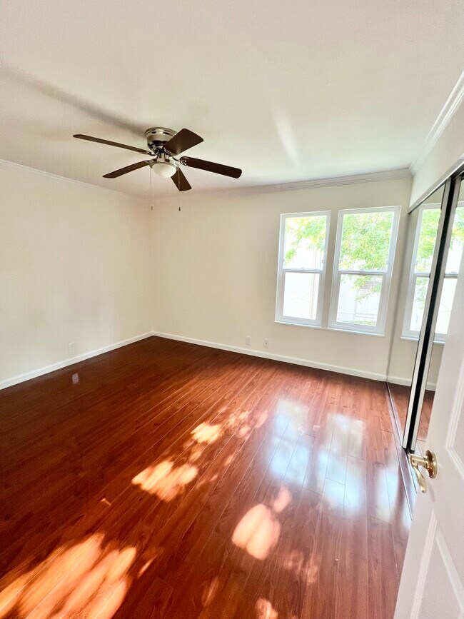 Building Photo - 250 Chilpancingo Pkwy