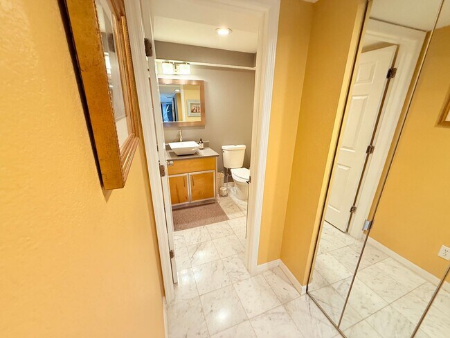 Building Photo - Huge Loft-Style 1 bed 1.5 Bath for Rent in...