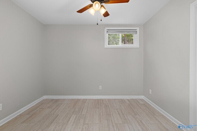 Building Photo - 820 Tannahill Dr SE