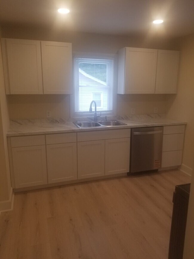 Building Photo - NEWLY RENNOVATED FOR AUGUST 1st